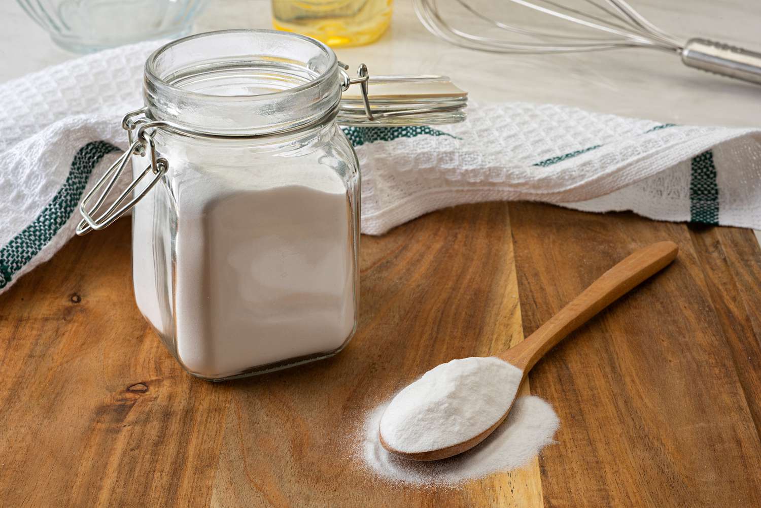 5 Best Baking Soda Substitutes & Replacement Ratios