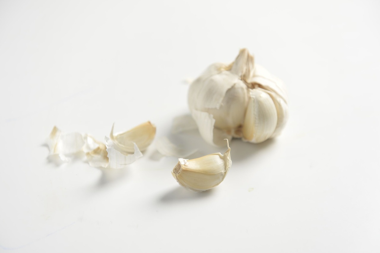 Organic ingredients and clean labels representing high-quality, cold-processed supplements.